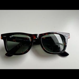 Brand new Ray Ban Wayfarer Sunglasses